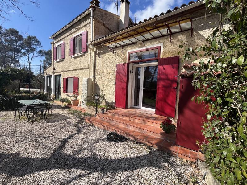 Maison de Charme avec Jardin de 1 400 m² et Piscine Chauffée – Un Cadre de Vie d’Exception à Nans-les-Pins