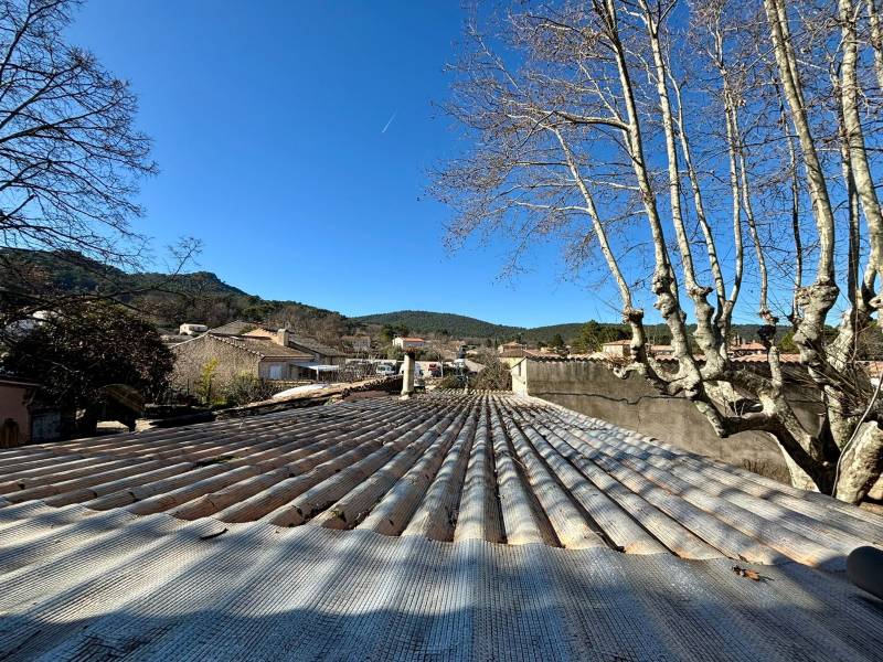 Maison de Village à Rénover – Local Commercial et Habitation – Opportunité Unique à Nans-les-Pins