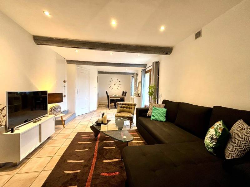 Maison Mitoyenne à Ollières – Charme, Confort et Potentiel