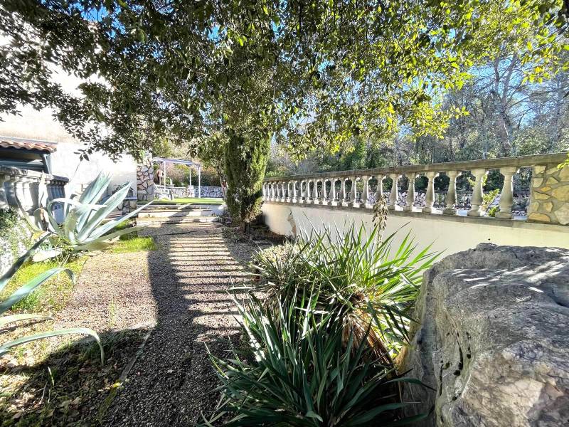 Maison Atypique à Nans-les-Pins – Charme, Espace et Vue Imprenable