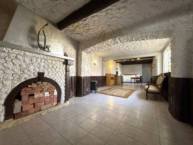 Maison de Village à Rénover – Local Commercial et Habitation – Opportunité Unique à Nans-les-Pins