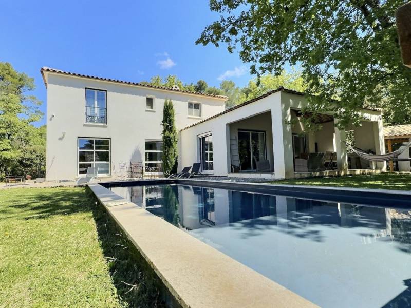 Villa d’Exception à Nans-les-Pins – Luxe, Sérénité et Vue Sainte-Baume