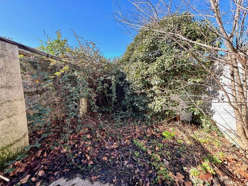 Maison de Village à Rénover – Local Commercial et Habitation – Opportunité Unique à Nans-les-Pins