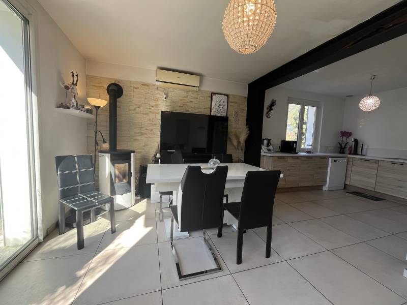 Maison Individuelle Rénovée avec Piscine – Confort et Qualité de Vie au Rendez-vous