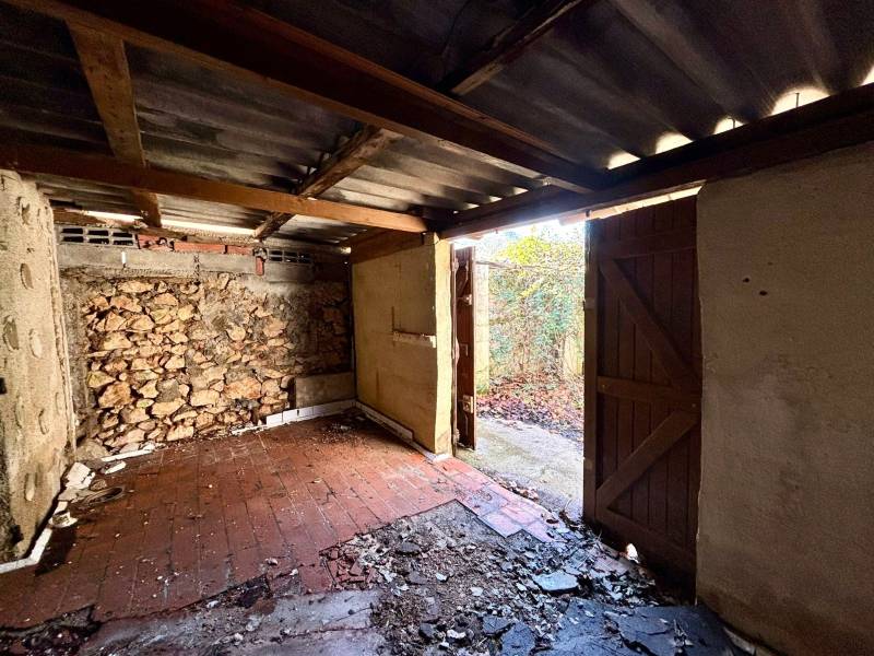 Maison de Village à Rénover – Local Commercial et Habitation – Opportunité Unique à Nans-les-Pins