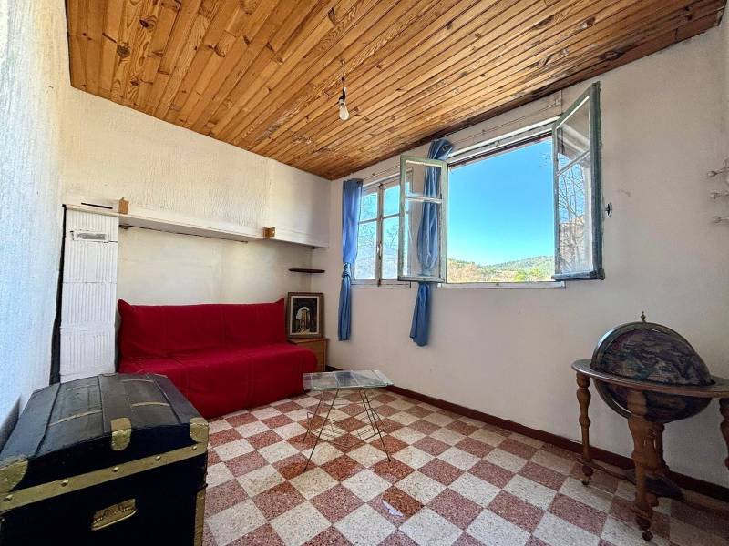 Maison de Village à Rénover – Local Commercial et Habitation – Opportunité Unique à Nans-les-Pins