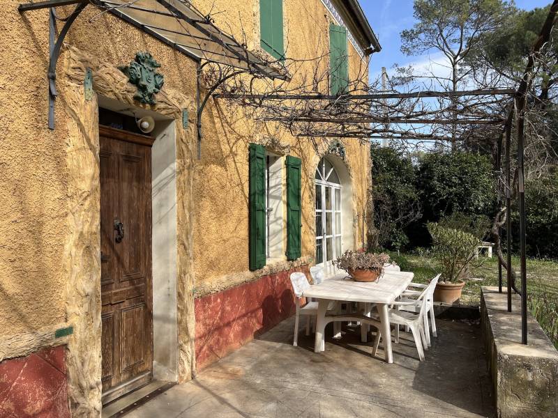 Maison de Caractère à Nans-les-Pins – Une Perle Rare à Restaurer