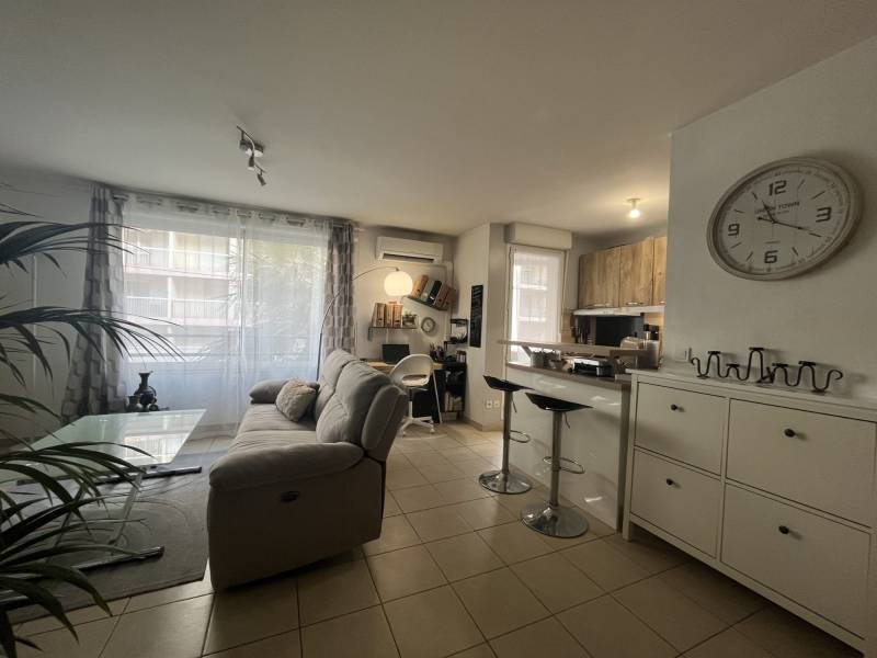 T2 contemporain avec balcon, double garage et mobilier – Marseille 10es