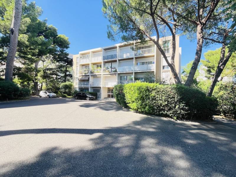 Appartement T3/T4 à fort potentiel – 79 m² habitables avec balcon, loggia et cave – Résidence arborée