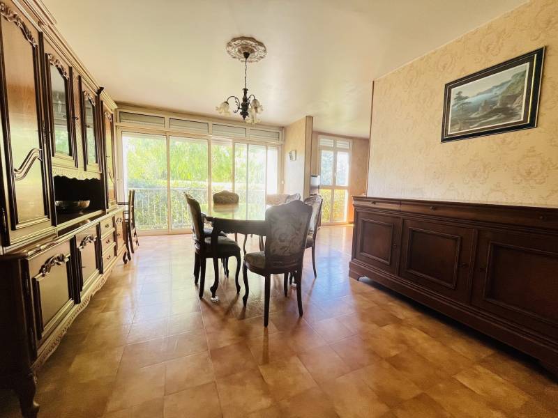 Appartement T3/T4 à fort potentiel – 79 m² habitables avec balcon, loggia et cave – Résidence arborée