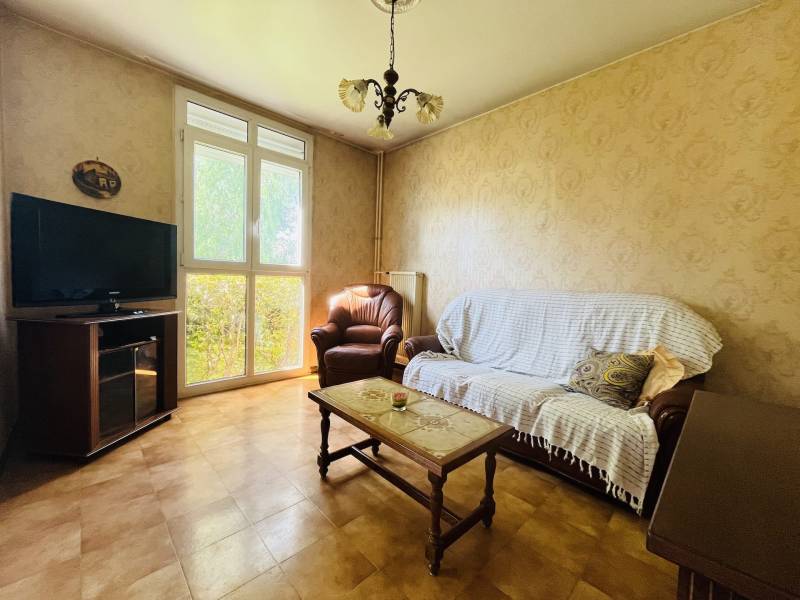 Appartement T3/T4 à fort potentiel – 79 m² habitables avec balcon, loggia et cave – Résidence arborée