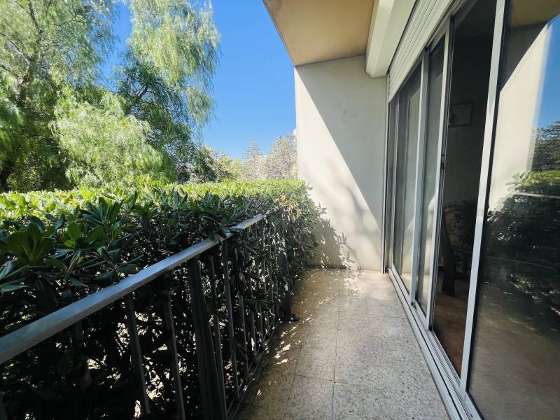 Appartement T3/T4 à fort potentiel – 79 m² habitables avec balcon, loggia et cave – Résidence arborée