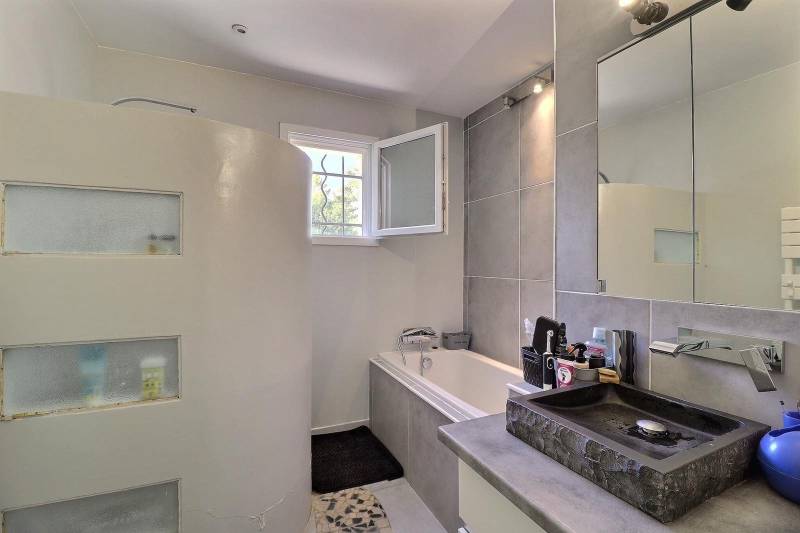 Maison Contemporaine de Plain-Pied avec Piscine et Grand Jardin – Nans-les-Pins