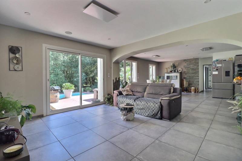 Maison Contemporaine de Plain-Pied avec Piscine et Grand Jardin – Nans-les-Pins