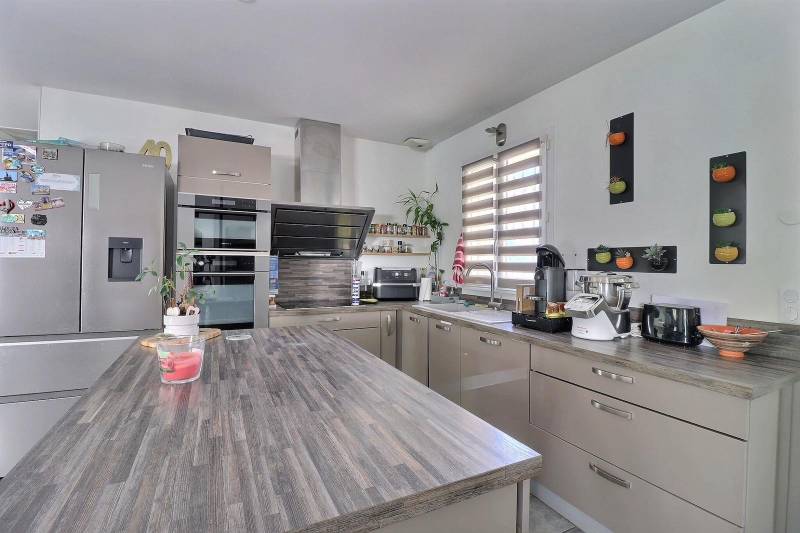 Maison Contemporaine de Plain-Pied avec Piscine et Grand Jardin – Nans-les-Pins