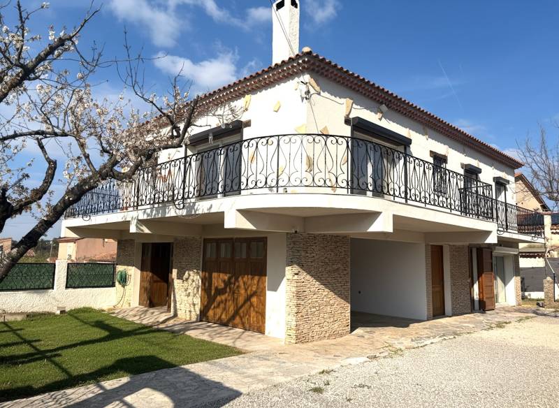 Rougiers - Villa rénovée avec deux logements – Élégance & rentabilité