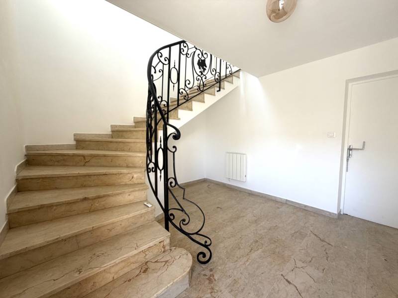 Rougiers - Villa rénovée avec deux logements – Élégance & rentabilité