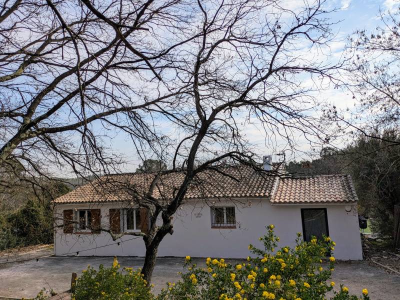 Maison de charme en pleine nature – Plain-pied 100 m² – Vue dégagée & piscine – Le Thoronet