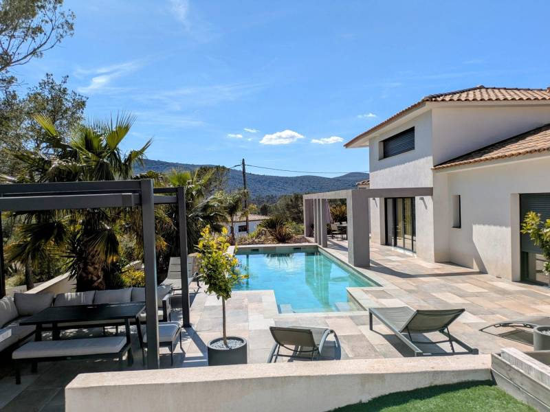 Villa contemporaine d’architecte avec piscine & suite parentale – Rocbaron