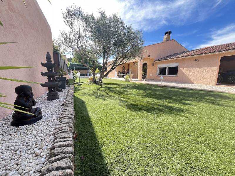 Élégante Maison de Plain-Pied avec Jardin, Piscine & Dépendances – Cœur de Nans-les-Pins