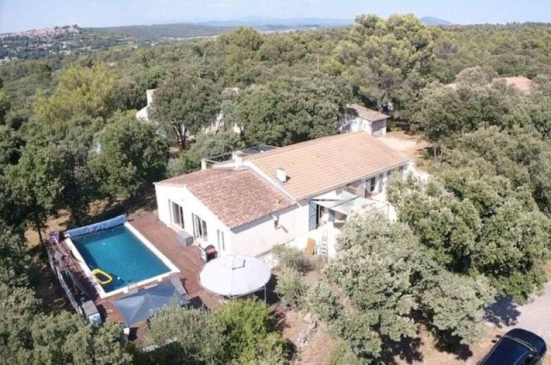 Maison de plain-pied avec piscine et jardin arboré – 130 m² habitables – Terrain de 3000 m² – Secteur résidentiel proche commodités