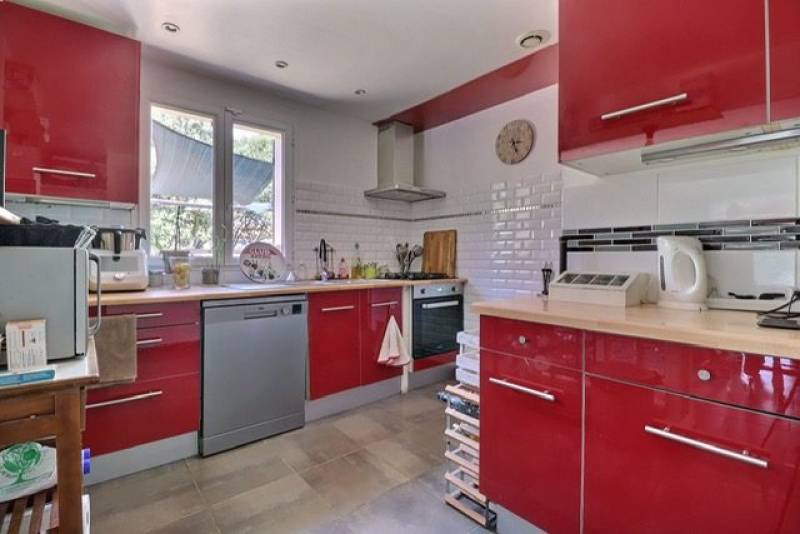 Maison de plain-pied avec piscine et jardin arboré – 130 m² habitables – Terrain de 3000 m² – Secteur résidentiel proche commodités