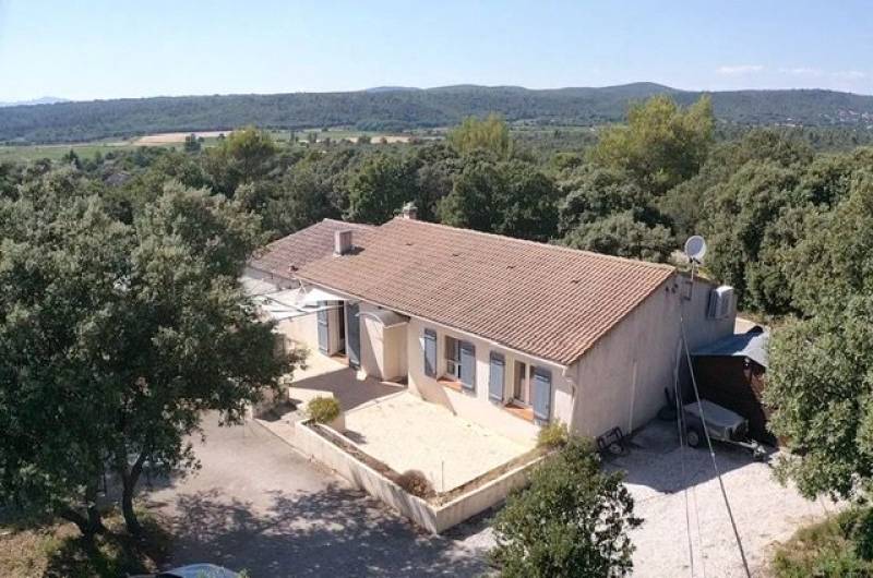 Maison de plain-pied avec piscine et jardin arboré – 130 m² habitables – Terrain de 3000 m² – Secteur résidentiel proche commodités