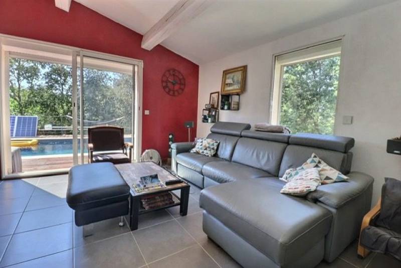 Maison de plain-pied avec piscine et jardin arboré – 130 m² habitables – Terrain de 3000 m² – Secteur résidentiel proche commodités