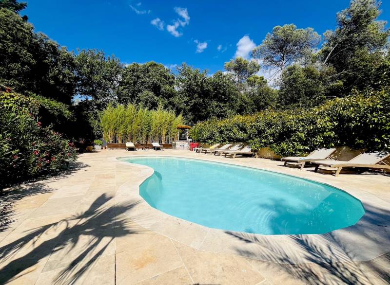 Villa Contemporaine d’Exception – Quartier Résidentiel Prisé de Nans-les-Pins, à Deux Pas du Golf