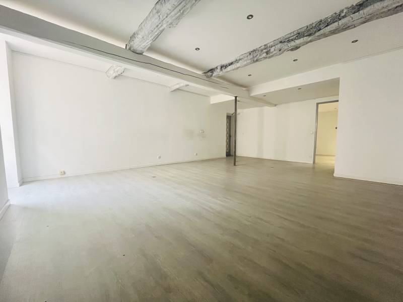 Local commercial avec cour et cave – 70 m² – Centre de Saint-Zacharie