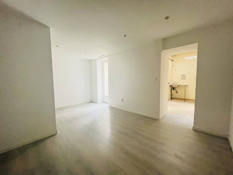 Local commercial avec cour et cave – 70 m² – Centre de Saint-Zacharie