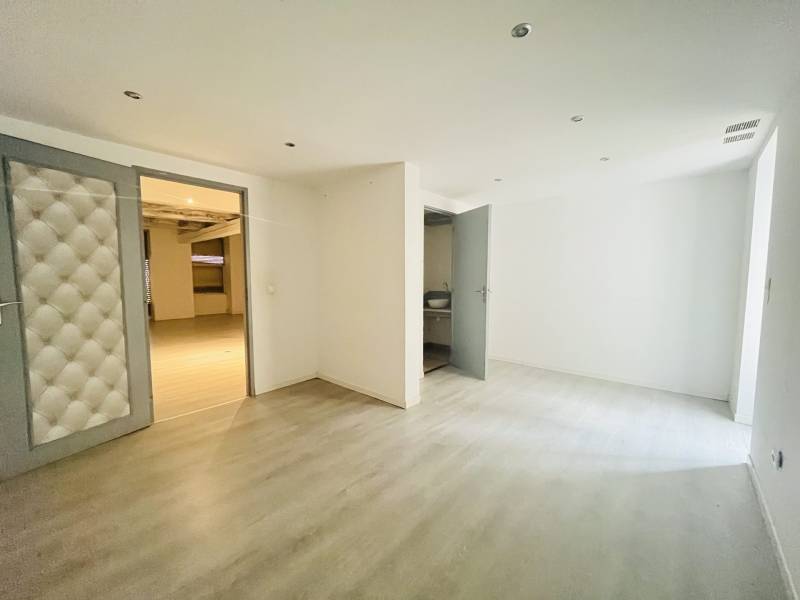 Local commercial avec cour et cave – 70 m² – Centre de Saint-Zacharie